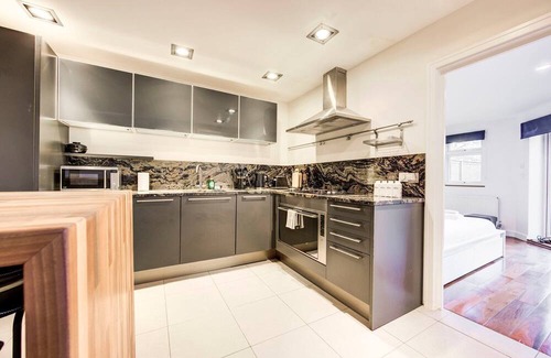 Hendon House | Discover GuestReady: Contemporary Retreat in Hendon