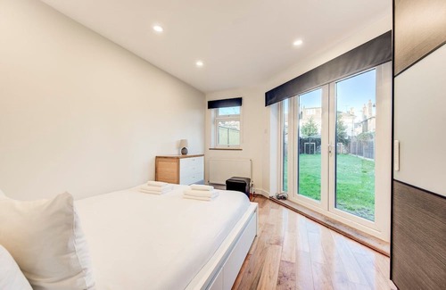 Hendon House | Discover GuestReady: Contemporary Retreat in Hendon