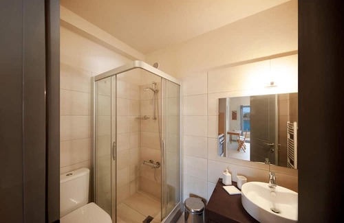 Katakali Apartment | Cozy 1st Floor at Crystal View Villa with Family Amenities
