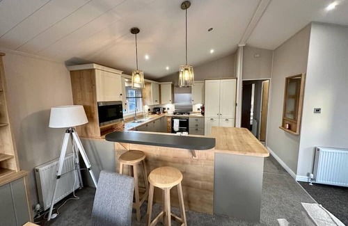 Newquay Cabin | Elegant Maple View Lodge with Pool and Kitchen Amenities