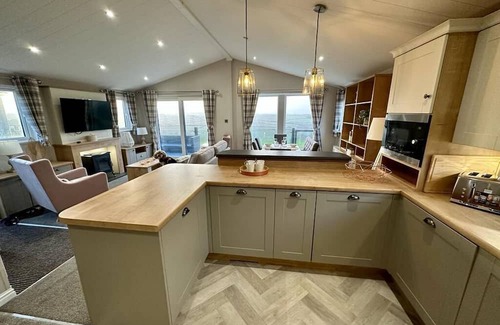 Newquay Cabin | Elegant Maple View Lodge with Pool and Kitchen Amenities
