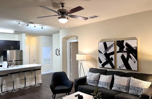 Oak Cliff Apartment | Discover a Pet-Friendly Retreat with Pool & Spa in Dallas