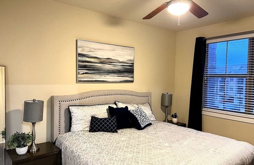 Oak Cliff Apartment | Discover a Pet-Friendly Retreat with Pool & Spa in Dallas