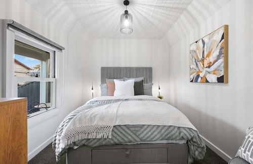 Ballarat East Cottage | Discover Maggie May: A Delightful 1850s Miners Cottage