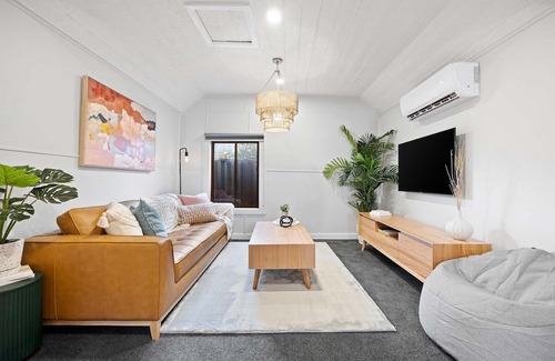 Ballarat East Cottage | Discover Maggie May: A Delightful 1850s Miners Cottage