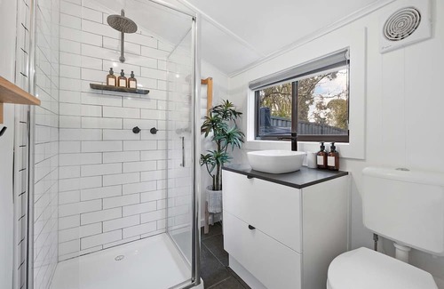 Ballarat East Cottage | Discover Maggie May: A Delightful 1850s Miners Cottage