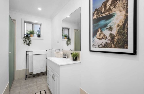 Erowal Bay House | Relax at Sunset Waterfront with Breakfast & Child-Friendly Amenities