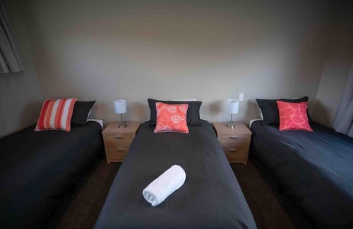 Te Anau Apartment | Gorgeous mountain and lake views and a great base to visit Milford Sound