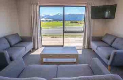 Te Anau Apartment | Stunning Te Anau lake and mountain views and the gateway to Milford Sound