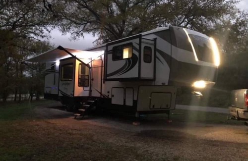 Buda House | Cozy RV Retreat with Pool and Spa Near Austin