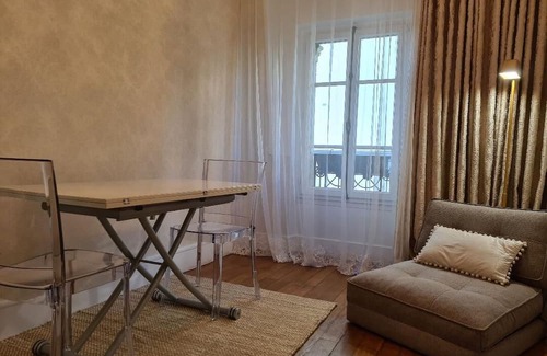 Necker Apartment | Cozy 2-Room Flat in a Historic Mansion on Scenic Avenue