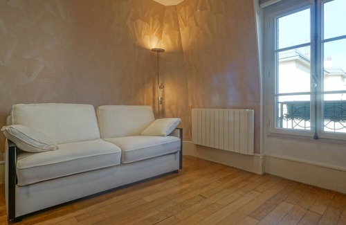 Necker Apartment | Cozy 2-Room Flat in a Historic Mansion on Scenic Avenue