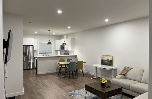 Regina House | Convenient Stay Near Amenities with Breakfast & Family Options