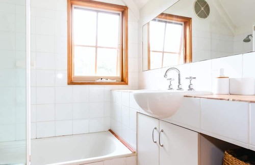 Cape Schanck House | Rosemary Cottage: Enjoy Ocean Views Amidst Lush Trees