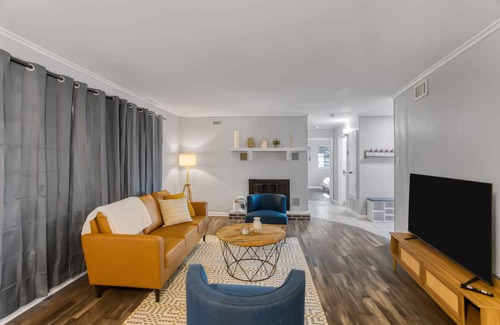 Jacksonville House | Perfect 3BR for Work Stays with Kitchen & Spa Amenities