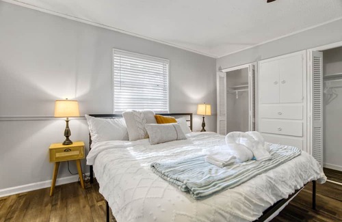Jacksonville House | Perfect 3BR for Work Stays with Kitchen & Spa Amenities