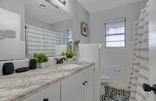 Jacksonville House | Perfect 3BR for Work Stays with Kitchen & Spa Amenities