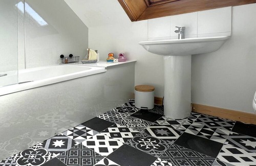 Helmsdale Cottage | Cozy Tigh Na Mara Cottage with Oceanfront Views in Helmsdale