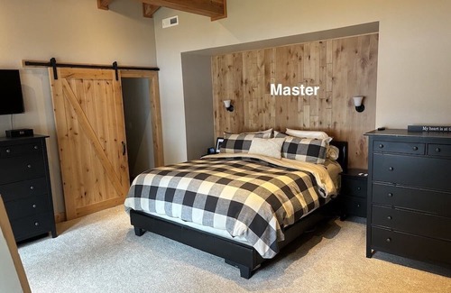 Chester House | Idyllic Lake Front Home at West Lake Almanor with Kayaks