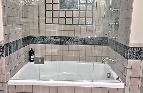 Dundarave Bed & Breakfast | Discover Suite Smart West Van: Pool, Spa & Kid-Friendly