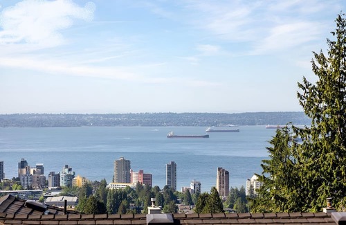 Dundarave Bed & Breakfast | Discover Suite Smart West Van: Pool, Spa & Kid-Friendly