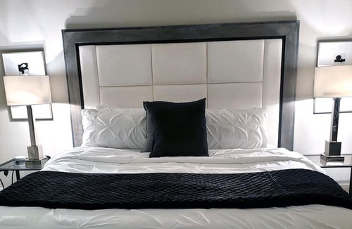 Dundarave Bed & Breakfast | Discover Suite Smart West Van: Pool, Spa & Kid-Friendly