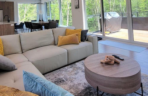 La Conception Ski Chalet | Modern Chalet with Private Hot Tub & Scenic Mountain Views
