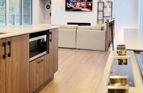 La Conception Ski Chalet | Modern Chalet with Private Hot Tub & Scenic Mountain Views