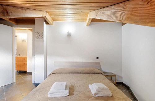 Fisciano Apartment | Family-Friendly Apartment with Balcony in Parco San Lorenzo