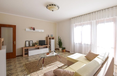 Lamon Apartment | Enjoy Breathtaking Countryside Views in Our Family Apartment