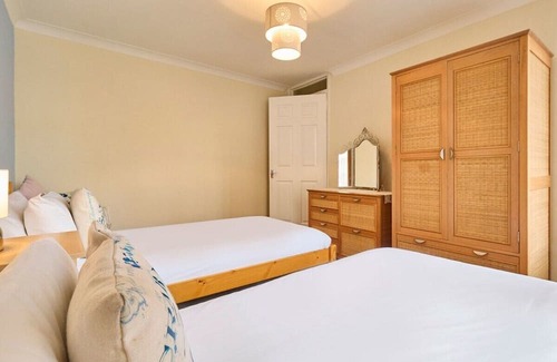 Margate Old Town Cottage | Discover Cobb Court: Perfect for Families and Pets