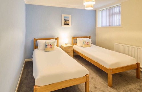 Margate Old Town Cottage | Discover Cobb Court: Perfect for Families and Pets