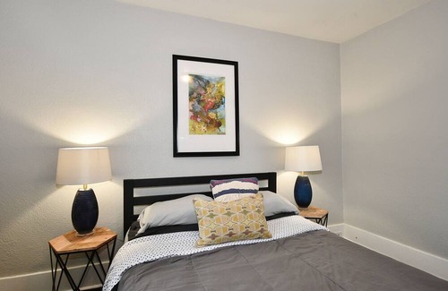 South Hills House | Tranquil Hilltop Bungalow Near Acrisure Stadium & PNC Park