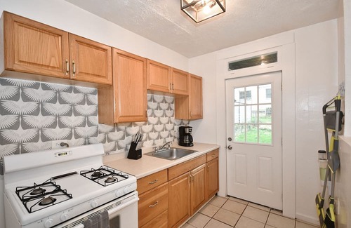 South Hills House | Tranquil Hilltop Bungalow Near Acrisure Stadium & PNC Park