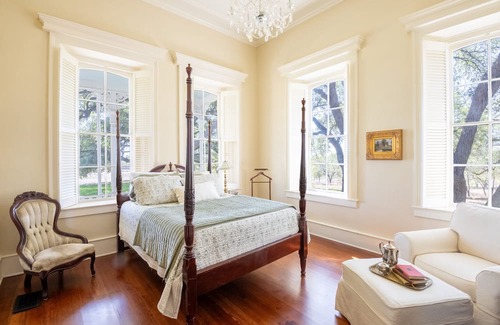 Lampasas House | Restored historical home and guest cottage