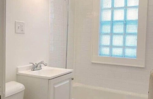 Victory Apartment | Chic Renovated 2bd Apartment for Monthly Family Stays