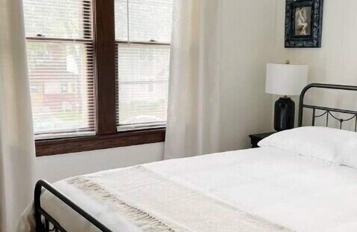 Victory Apartment | Chic Renovated 2bd Apartment for Monthly Family Stays