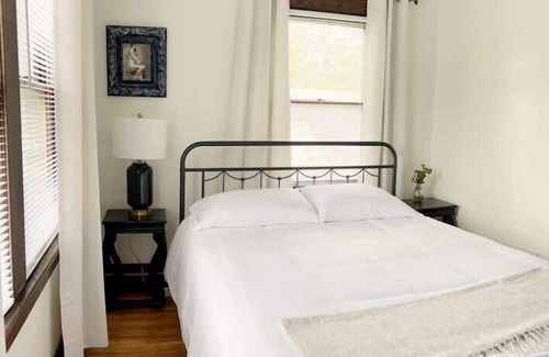 Victory Apartment | Chic Renovated 2bd Apartment for Monthly Family Stays