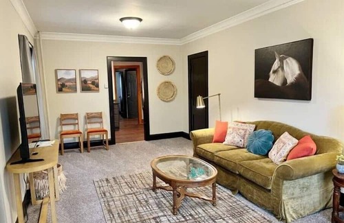 Victory Apartment | Inviting Renovated 1bd with Kitchen for Extended Stays