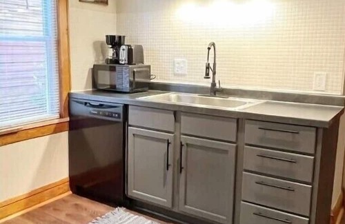 Victory Apartment | Inviting Renovated 1bd with Kitchen for Extended Stays