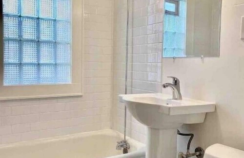 Victory Apartment | Relaxing Renovated 2-Bed Apartment with Pool & Spa Access