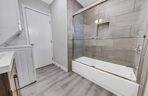 Circle Area House | Spacious 4 Bedroom Suite with Pool for Business Travelers