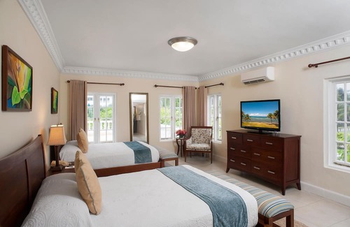 Montego Bay Resort | Elegant Stay w/ Spa Services, Free WiFi, Cocktail Lounge & On Site Restaurant