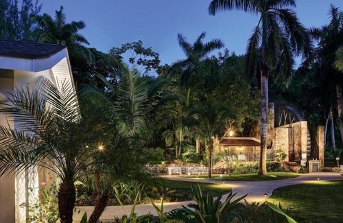 Montego Bay Resort | Elegant Stay w/ Spa Services, Free WiFi, Cocktail Lounge & On Site Restaurant