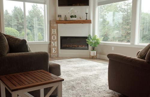 McKinleyville Cottage | Inviting Guest House Near Sunny Blue Lake with Hot Tub