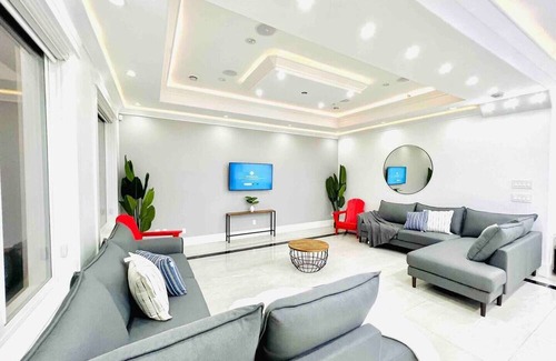 Newton Villa | Hidden Hills Luxury Estate