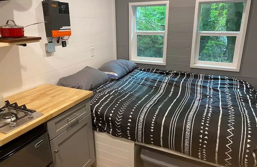 Clyde House | Cozy Off-Grid Tiny House Retreat in the NC Mountains