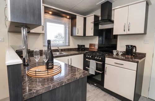 West Heslerton Cottage | Pet-Friendly Tortworth Lodge with Hot Tub in Sherburn