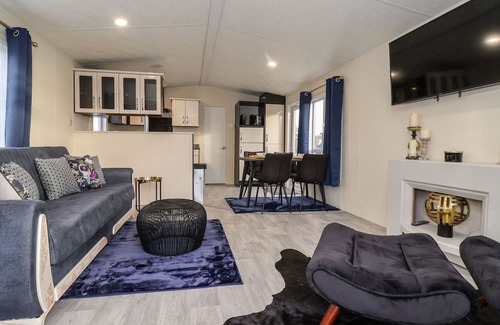 West Heslerton Cottage | Pet-Friendly Tortworth Lodge with Hot Tub in Sherburn