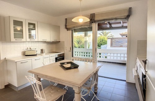 Plepi Apartment | Beachside Flat with Seaview and Family-Friendly Amenities